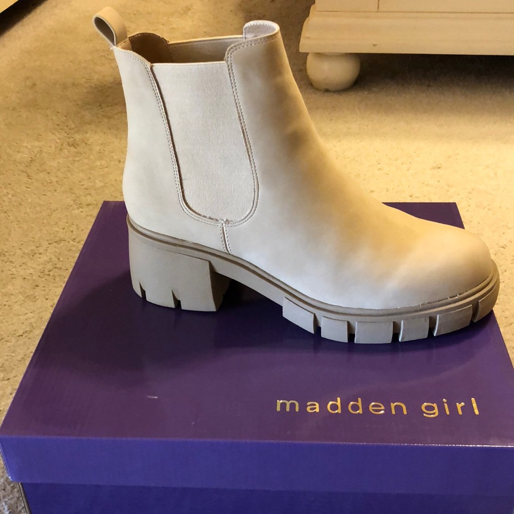 NEW Madden Girl Chelsea Lug Booties size 9